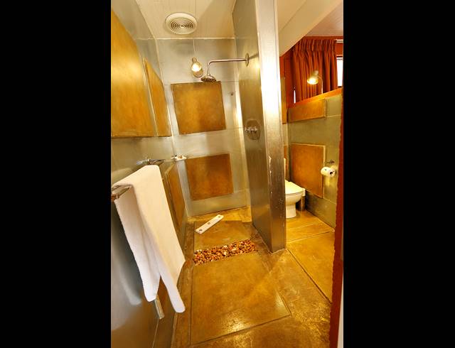 1,629M² GUESTHOUSE FOR SALE IN WEST ACRES EXT 2